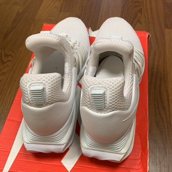 Women’s Nike shoe- white - Picture 8 of 9